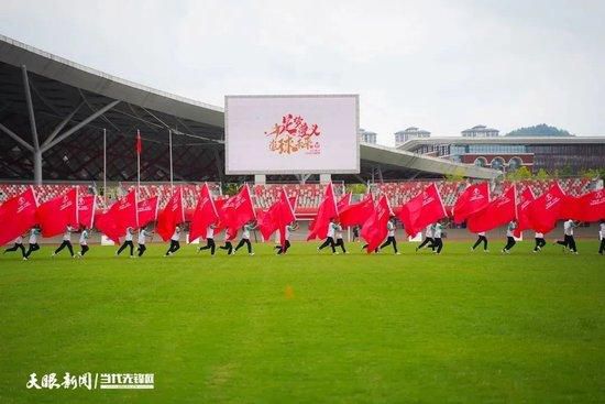 周小饼（林楷 饰）是一家保洁公司的员工，与两个损友屁屁龙（顾又铭 饰）和汪叔（万力 饰）负责写字楼里的洁净工作。周小饼一向就有一个“明星梦”，但愿能有一天本身是舞台上的歌王。但实际倒是残暴的，固然加入了很多的讴歌角逐，但都因长相丑恶，形象出缺陷而遭到评委们的谢绝和嘲讽。 但是，在很偶尔的一天，周小饼吃到一包奇异的朱古力，刹时酿成了别的一小我，这小我叫金辰武（陈玺安 饰），帅气实足。还不知道本身外表年夜转变的他继续着洁净工的工作，在工作时代巧然的被掮客人寇尼（刘永健 饰）看中，挖他往加入角逐，并法则好各个评委均以周小饼为冠军。 周小饼一向就有一名敬慕的偶像，她叫Eva（赵硕之 饰），成名后的周小饼和Eva了解，而Eva也因周小饼变身金辰武帅气的外表和完善的歌声吸引，渐渐对他的感受产生了奥妙转变。 垂垂的周小饼由于金辰武这个身份取得了良多赞美和撑持，光线四射的他感受到本身已高屋建瓴，对一些浮华的糊口就变得愈来愈贪心。但一次偶遇中，一个女孩（念贤儿 饰）的一段话清洗了他虚荣的脑筋，是做回本来的本身仍是继续以他人的身份糊口？周小饼决议了本身最后的命运道路……